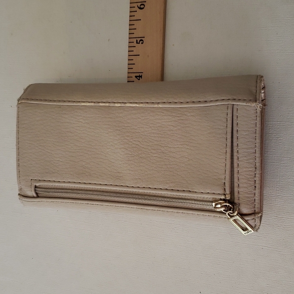 GUESS 1981 WOMEN'S WALLET SNAP AND ZIP CLOSURES GUC - Picture 12 of 14